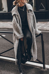 Grob und warm gestrickter Oversize-Midi-Cardigan mit Knopftaschen